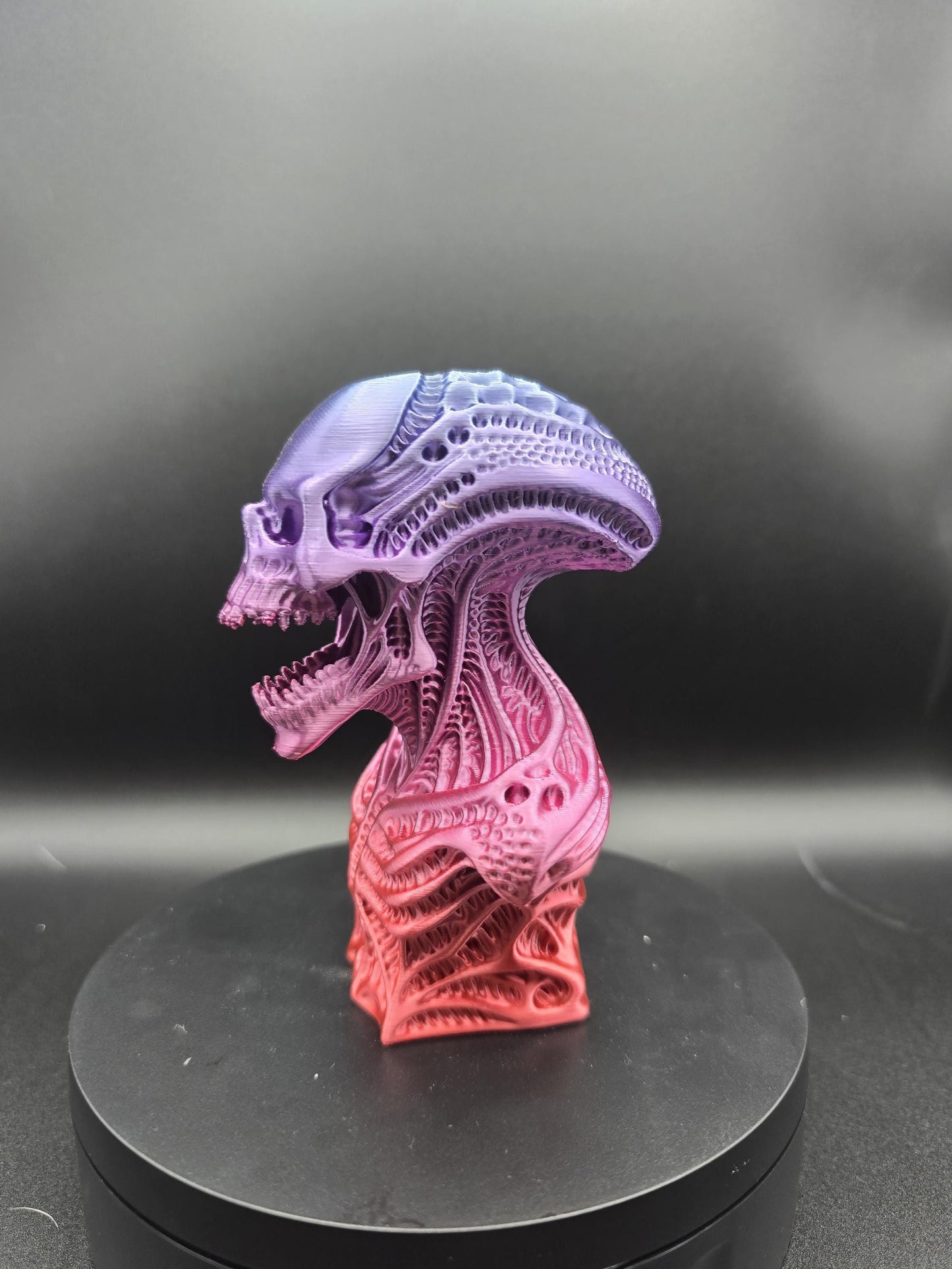 Detailed skeleton statues: The alien 12cm