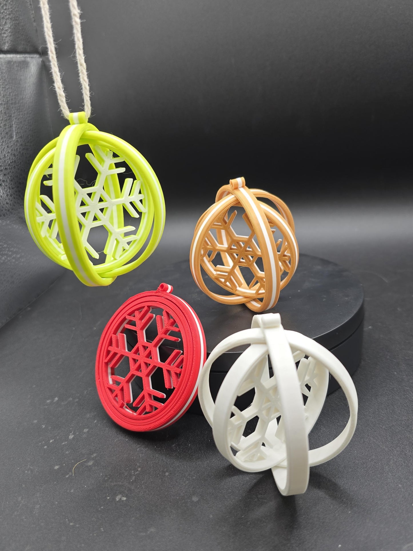 3D Printed Christmas Baubles: Two-Tone Spinning Ornaments (Set of 4)