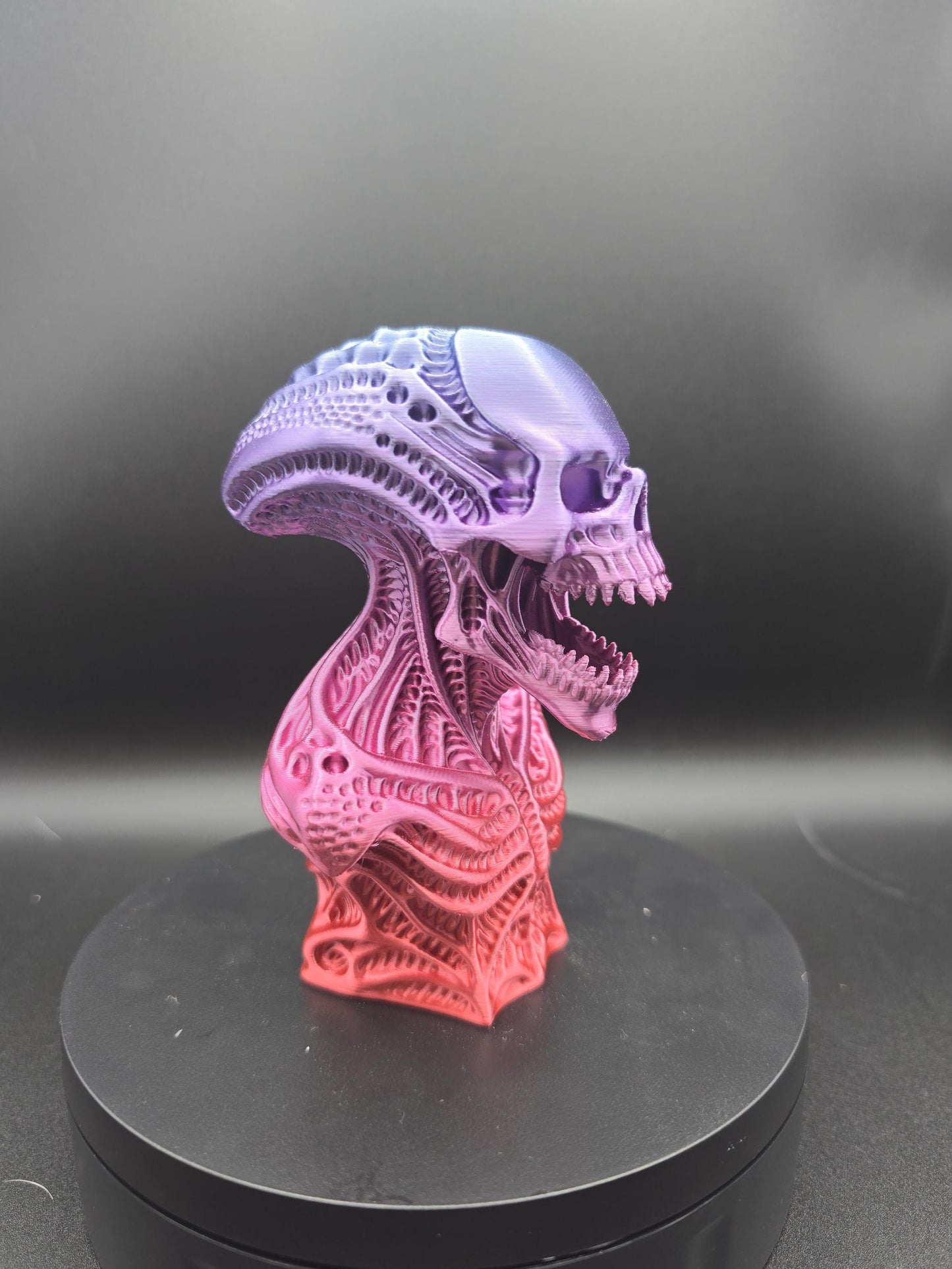 Detailed skeleton statues: The alien 12cm